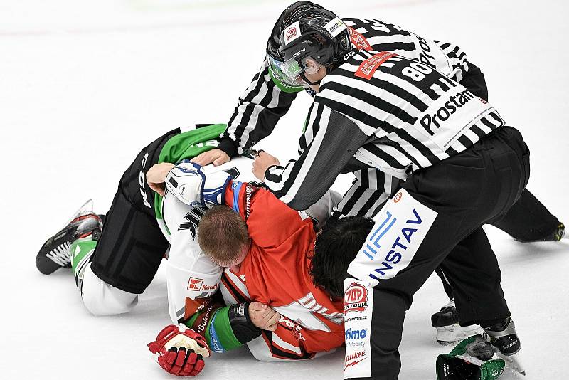 Utkání 1. kola hokejové extraligy: HC Olomouc - BK Mladá Boleslav, 10. září 2021 v Olomouci. Bitka mezi Tomáš Dujsík z Olomouce a Adam Jánošík z Mladé Boleslavi.