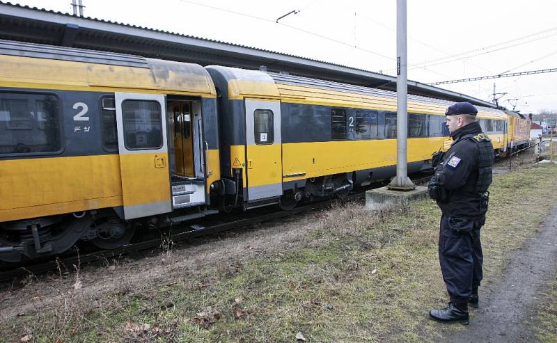 Policisté v celé republice před polednem zastavili vlaky některých přepravců kvůli hrozbě bombového útoku.