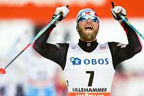 Martin Johnsrud se raduje z triumfu ve stíhacím závodě v Lillehammeru.