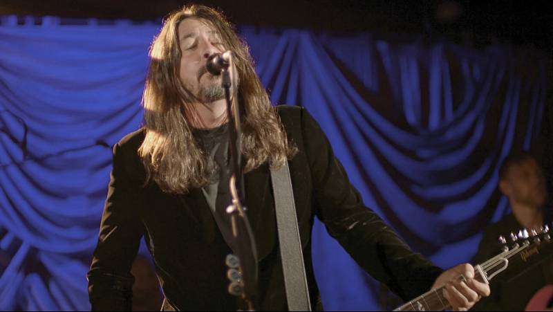 Dave Grohl z Foo Fighters na slavnosti spojené s  uvedením Joe Bidena do prezidentského úřadu.