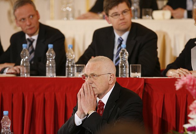 Znovuzvolený prezident Václav Klaus před vyhlášením výsledků volby na společné schůzi obou komor parlamentu ve Španělském sále Pražského hradu, kde se 15. února 2008 uskutečnila volba hlavy státu..