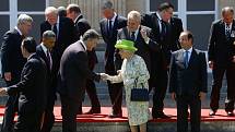 Setkání královny Alžběty II. se světovými vůdci na zámku Benouville v roce 2014. Královna se u příležitosti 70. výročí vylodění v Normandii setkala i s českým prezidentem Milošem Zemanem