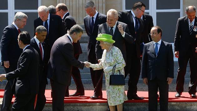 Setkání královny Alžběty II. se světovými vůdci na zámku Benouville v roce 2014. Královna se u příležitosti 70. výročí vylodění v Normandii setkala i s českým prezidentem Milošem Zemanem..