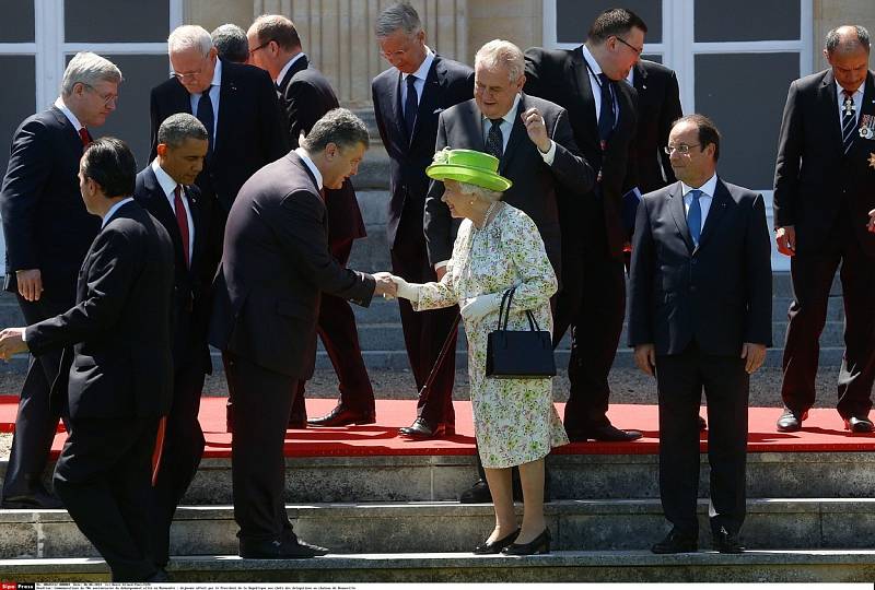 Setkání královny Alžběty II. se světovými vůdci na zámku Benouville v roce 2014. Královna se u příležitosti 70. výročí vylodění v Normandii setkala i s českým prezidentem Milošem Zemanem