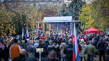 Účastníci při shromáždění za „obnovení státu“ a proti přijímání imigrantů na Šafárikově náměstí v Bratislavě.