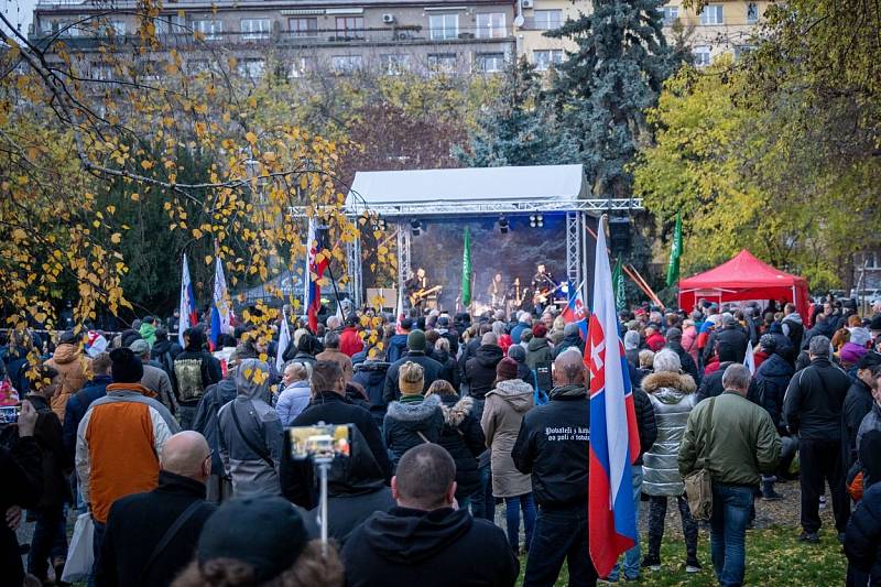 Účastníci při shromáždění za „obnovení státu“ a proti přijímání imigrantů na Šafárikově náměstí v Bratislavě.