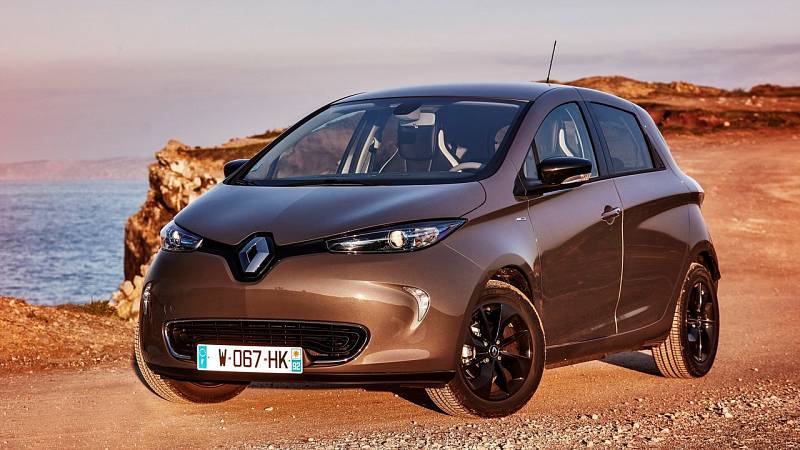 Renault Zoe nelze nabít stejnosměrným proudem, zato umí jednofázový i třífázový střídavý proud. Nejvýkonnější nabíječka potřebuje 2,25 hodiny (3fázová, až 22 kW), která každou hodinu nabije cca 110 km.