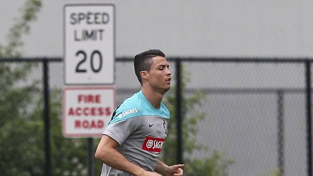 Portugalský útočník Cristiano Ronaldo zatím před fotbalovým MS trénuje individuálně.