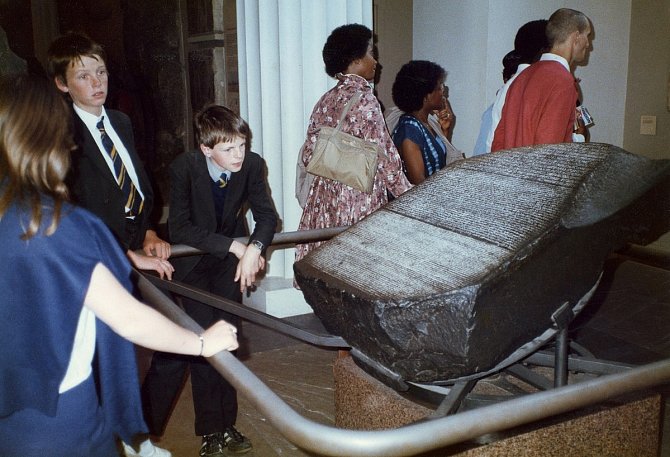Výstava Rosettské desky v roce 1985