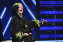 Udílení amerických hudebních cen Grammy dnes ovládla osmnáctiletá americká zpěvačka a skladatelka Billie Eilishová.