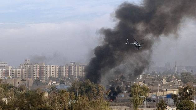 Helikoptéra společnosti Blackwater pomáhá zajistit americkým vojákům místo výbuchu v Bagdádu v roce 2004.