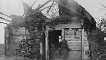 Venkovské stavení kdesi v Bělorusku nebo na Ukrajině zničené během invaze v roce 1941