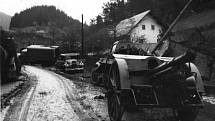 Dne 28. října 1944 vydal velitel 1. československé armády na Slovensku rozkaz k ukončení vojenského odporu a přechodu na partyzánský způsob boje. Na snímku opuštěná technika povstalců podél ústupové cesty na Donovaly