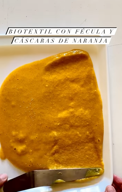 Španělská umělkyně si vytváří i vlastní biotextil z maniokového škrobu a pomerančové kůry