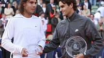 Rafael Nadal (vlevo) porazil světovou jedničku Rogera Federera ve finále turnaje v Hamburku.