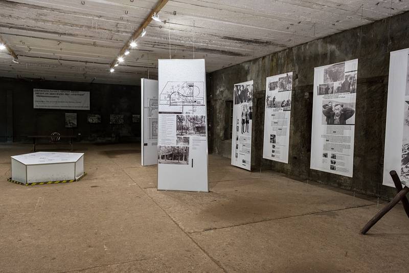 Expozice připomíná historické okolnosti vzniku Vlčího doupěte