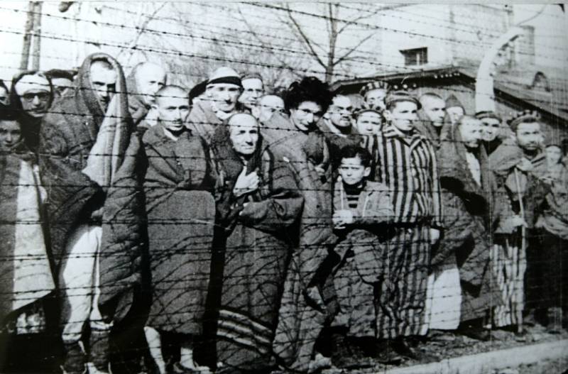 Vězňové Osvětimi v lednu 1945 po osvobození tábora Rudou armádou