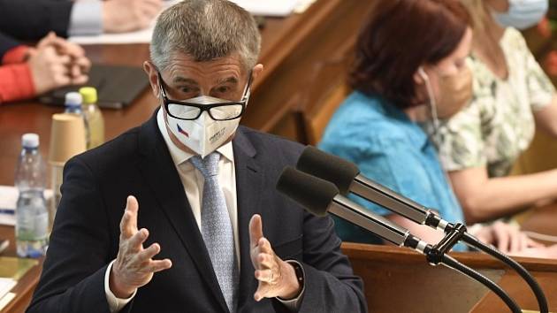 Tady vládnu Já. Andrej Babiš, který je obviněn z dotačního podvodu a vyšetřován kvůli střetu zájmů, zneužívá své kauzy k útokům na EU a získávání protievropských voličů.