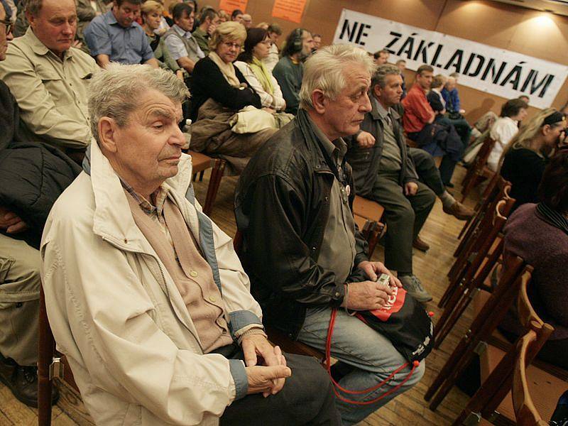 V  Březnici na Příbramsku se v sobotu konala mezinárodní konference proti nukleárnímu zbrojení a novým vojenským základnám. 