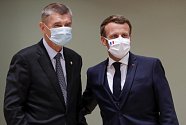 Český premiér Andrej Babiš (vlevo) a francouzský prezident Emmanuel Macron na bruselském summitu EU k fondu obnovy, 21. července 2020