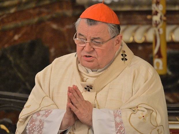 Kardinál Dominik Duka přijel 20. listopadu do Lán odsloužit bohoslužbu za vlast a za prezidenta v tamním kostele, který je součástí zámeckého areálu.