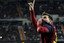 Lionel Messi se raduje z proměněné penalty proti Realu Madrid.