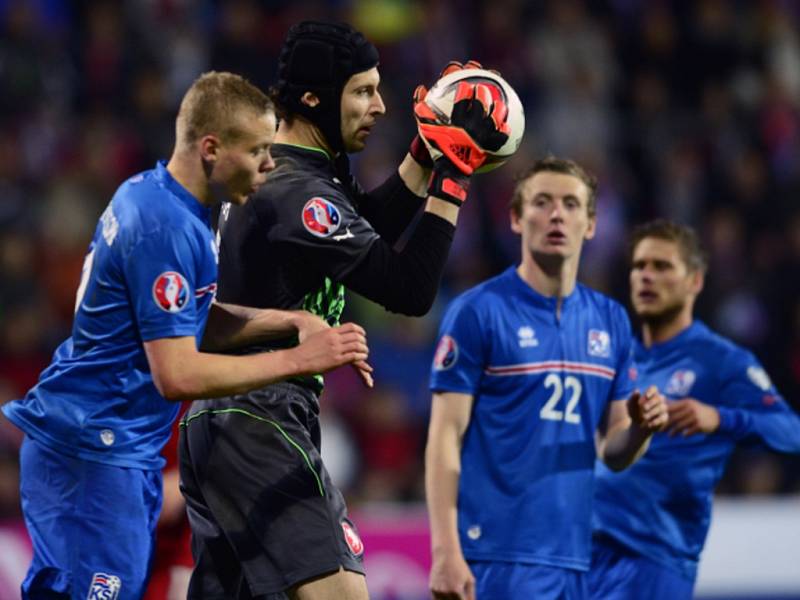 Petr Čech zasahuje proti Islandu.