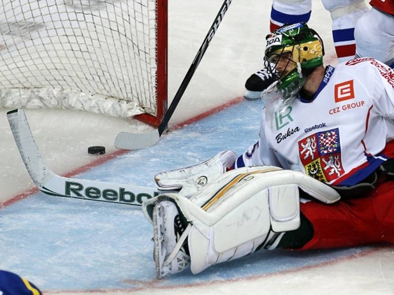 Brankář české reprezentace Alexander Salák inkasoval další gól od Švédů.