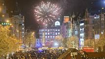 Oslavy silvestra na Václavském náměstí v centru Prahy. 31. prosince 2021.