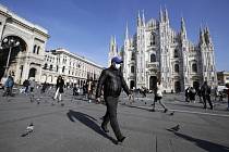 Muž s rouškou před gotickou katedrálou Narození Panny Marie v Miláně (italsky Duomo di Milano) na snímku z 24. února 2020