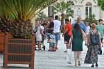 Turisté na Mlýnské kolonádě v Karlových Varech na snímku z 10. července 2021. Do lázeňského města míří po koronavirové pauze převážně čeští návštěvníci.