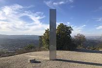 Záhadný monolit ve tvaru trojbokého hranolu v americkém parku Atascadero mezi San Franciskem a Los Angeles