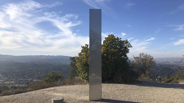 Záhadný monolit ve tvaru trojbokého hranolu v americkém parku Atascadero mezi San Franciskem a Los Angeles