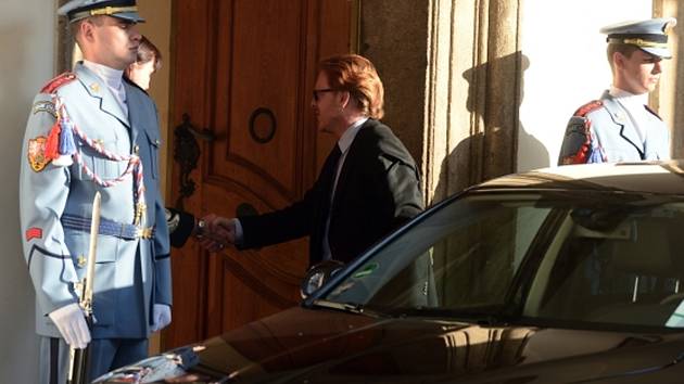 Na snímku přijíždí na večeři ministr bez portfeje v demisi Petr Mlsna.