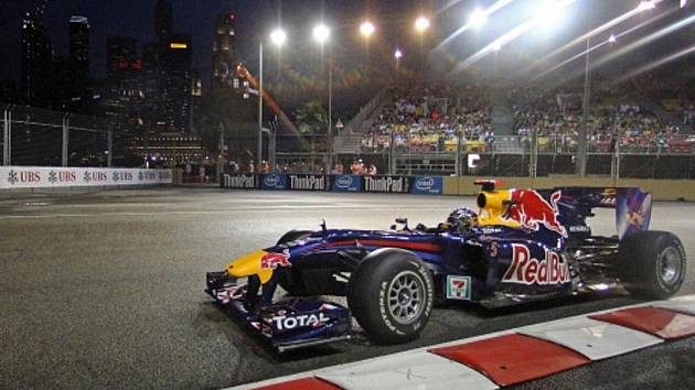 Pilot Red Bullu Sebastien Vettel na okruhu v Singapuru.