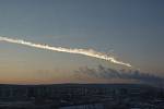 Let meteoritu, který vybouchl na nebi nad Čeljabinskem. Letící vesmírný objekt je na snímku zachycený při pohledu z Jekatěrinburgu, 200 kilometrů od hypocentra výbuchu.