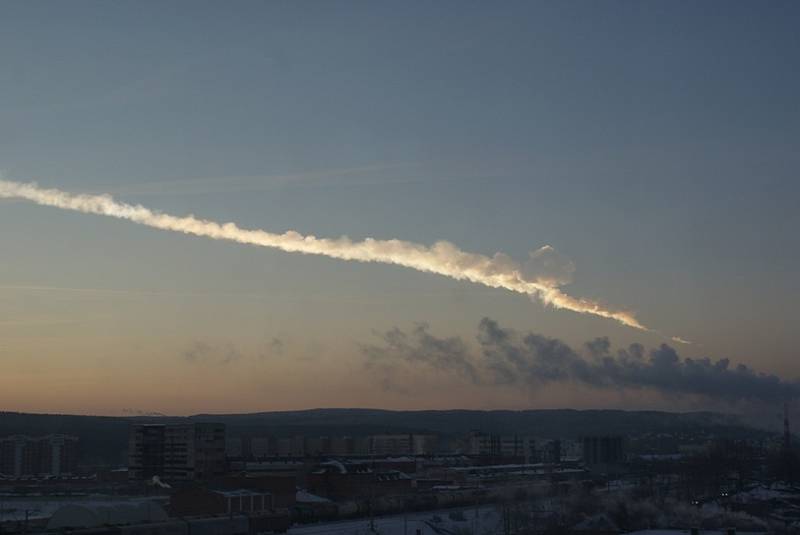Let meteoritu, který vybouchl na nebi nad Čeljabinskem. Letící vesmírný objekt je na snímku zachycený při pohledu z Jekatěrinburgu, 200 kilometrů od hypocentra výbuchu.