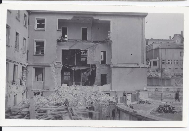 Emauzský klášter a bývalé Ministerstvo sociální péče po bombardování Prahy ze 14. 2. 1945