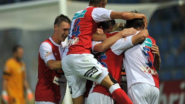 Fotbalisté Slavie se radují z gólu proti Liberci.