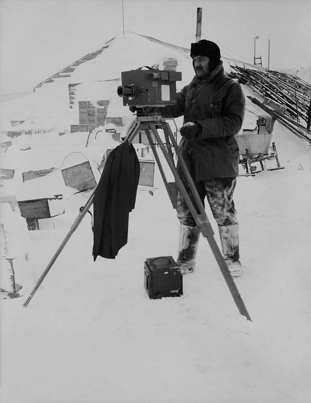 Fotograf Herbert Ponting, zachycený Robertem Scottem během expedice Terra Nova. Evansův mys, říjen 1911