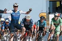 Nizozemský cyklista Fabio Jakobsen (vlevo) v cíli 2. etapy Tour de France v Belgii, 2. července 2022.