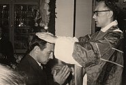 Ludvík Armbruster při promici dává novokněžské požehnání bratrovi, Frankfurt nad Mohanem, 1959