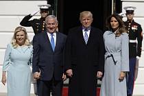 Manželé Netanjahuovi a Trumpovi před Bílým domem ve Washingtonu