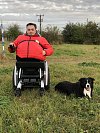 Daniel Křeček s novým vozíkem, díky němuž zvládne i schody či náročnější terén