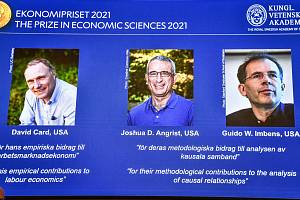 Američtí vědci (zleva) David Card, Joshua Angrist a Guido Imbens získali Nobelovu cenu za ekonomii