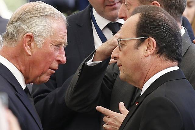 Princ Charles a francouzský prezident Francois Hollande. 