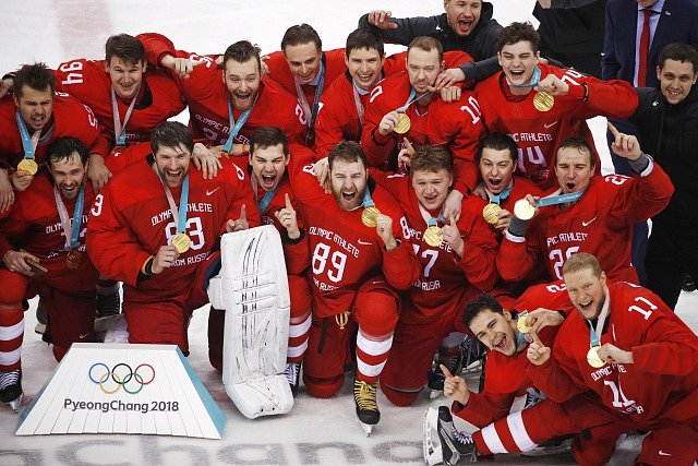Poslední triumf: Takto Rusové slavili zlato na olympiádě v Pchjongčchangu. Na letošních hrách brali stříbro. Pak kvůli válce dostali stopku.