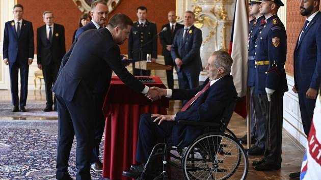 Prezident Miloš Zeman (vpravo) jmenoval nového guvernéra České národní banky Aleše Michla, 11. května 2022, Praha.
