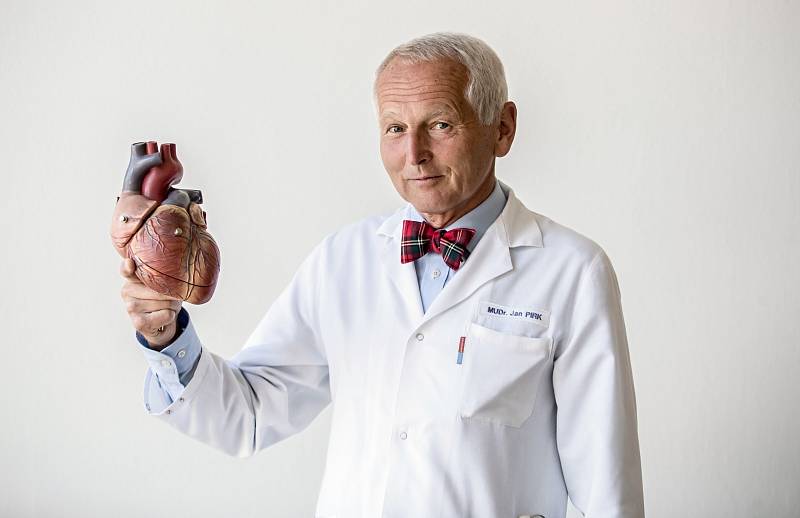Jan Pirk patří v oboru kardiochirurgie ke světové špičce. Na snímku při přednášce na univerzitě třetího věku v Liberci