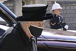 Královna Alžběta II. na pohřbu svého manžela, prince Philipa. 